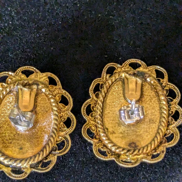 Vintage Gold Tone Chain With Elegant Gold Floral Sugar Pendant And Earrings - Picture 9 of 9